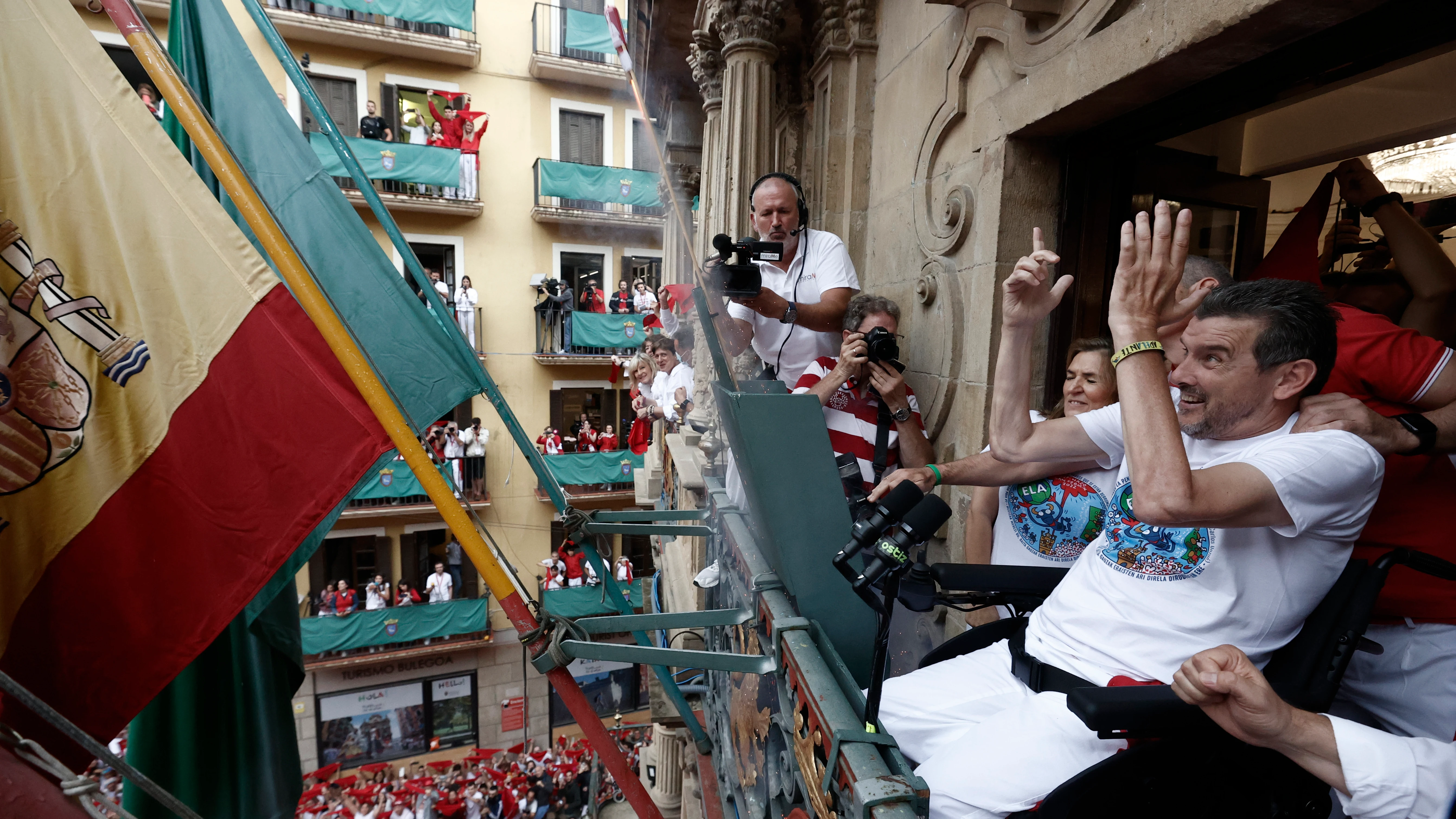 Juan Carlos Unzu&eacute; lanza el chupinazo desde el balc&oacute;n del Ayuntamiento