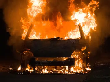 Rescate en un coche incendiado en Nueva Yersey, Estados Unidos