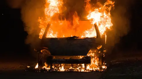 Rescate en un coche incendiado en Nueva Yersey, Estados Unidos Rescate en un coche incendiado en Nueva Yersey, Estados Unidos