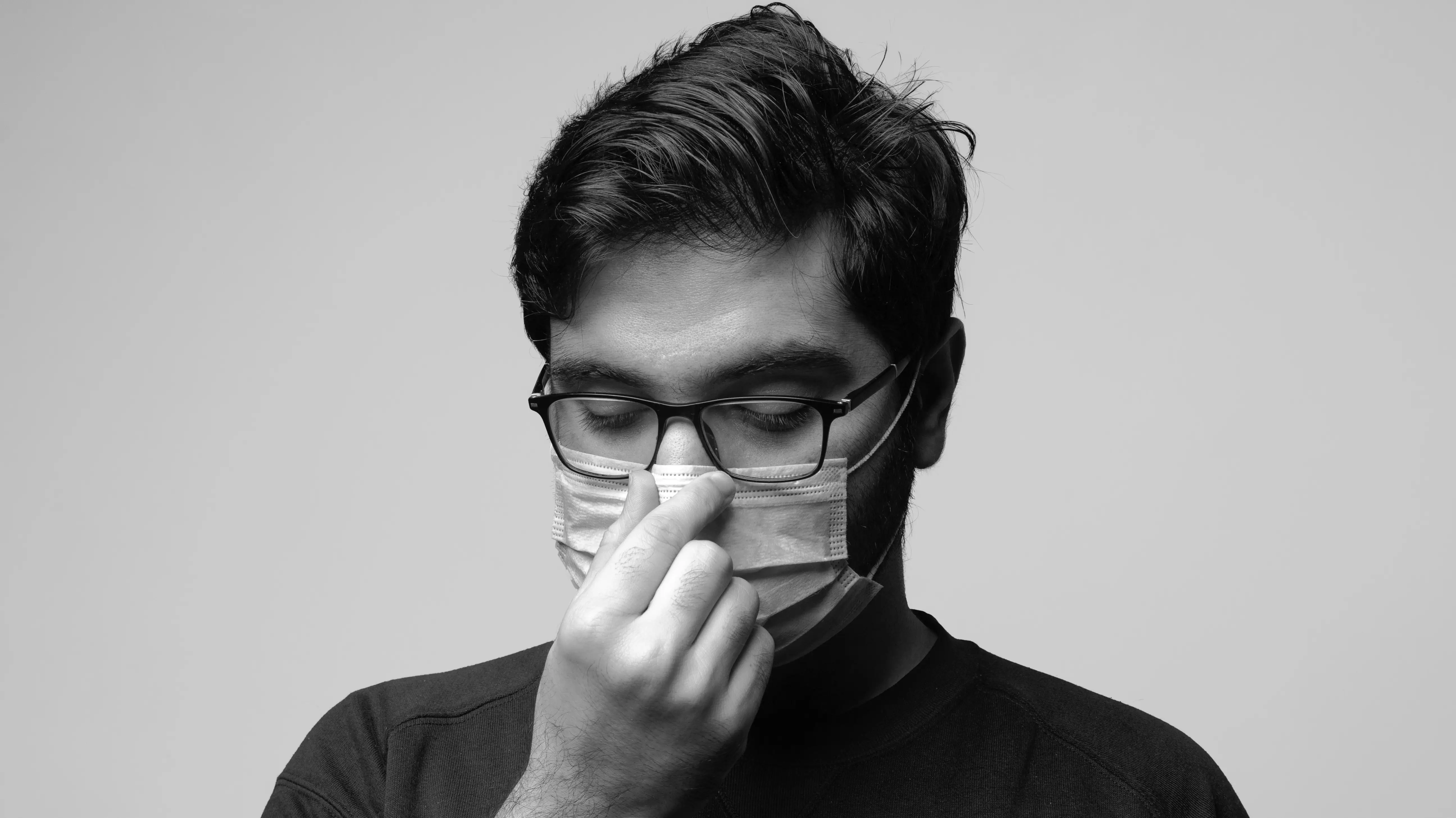 Un joven con mascarilla Un joven con mascarilla