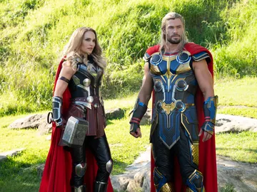 Natalie Portman y Chris Hemsworth en 'Thor: Love and Thunder' Natalie Portman y Chris Hemsworth en 'Thor: Love and Thunder'