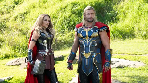 Natalie Portman y Chris Hemsworth en 'Thor: Love and Thunder' Natalie Portman y Chris Hemsworth en 'Thor: Love and Thunder'