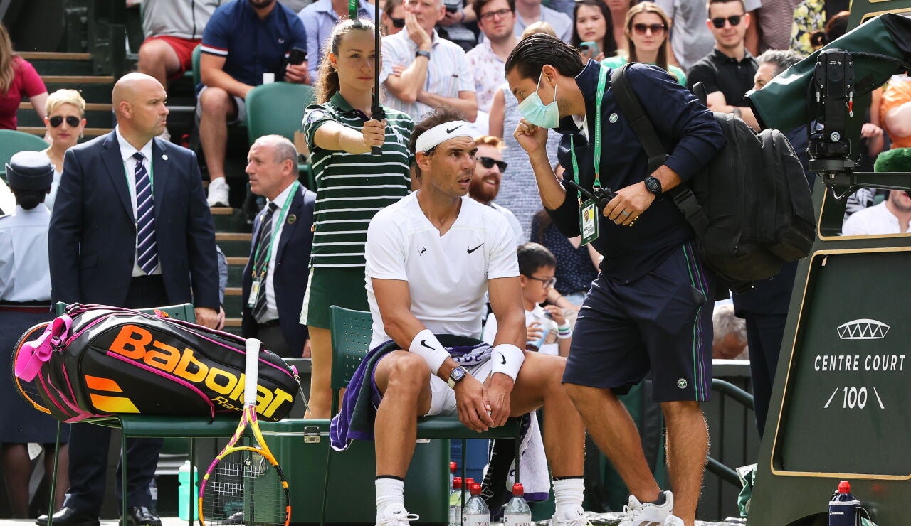 Rafael Nadal es atendido durante su partido con Taylor Fritz en Wimbledon 2022