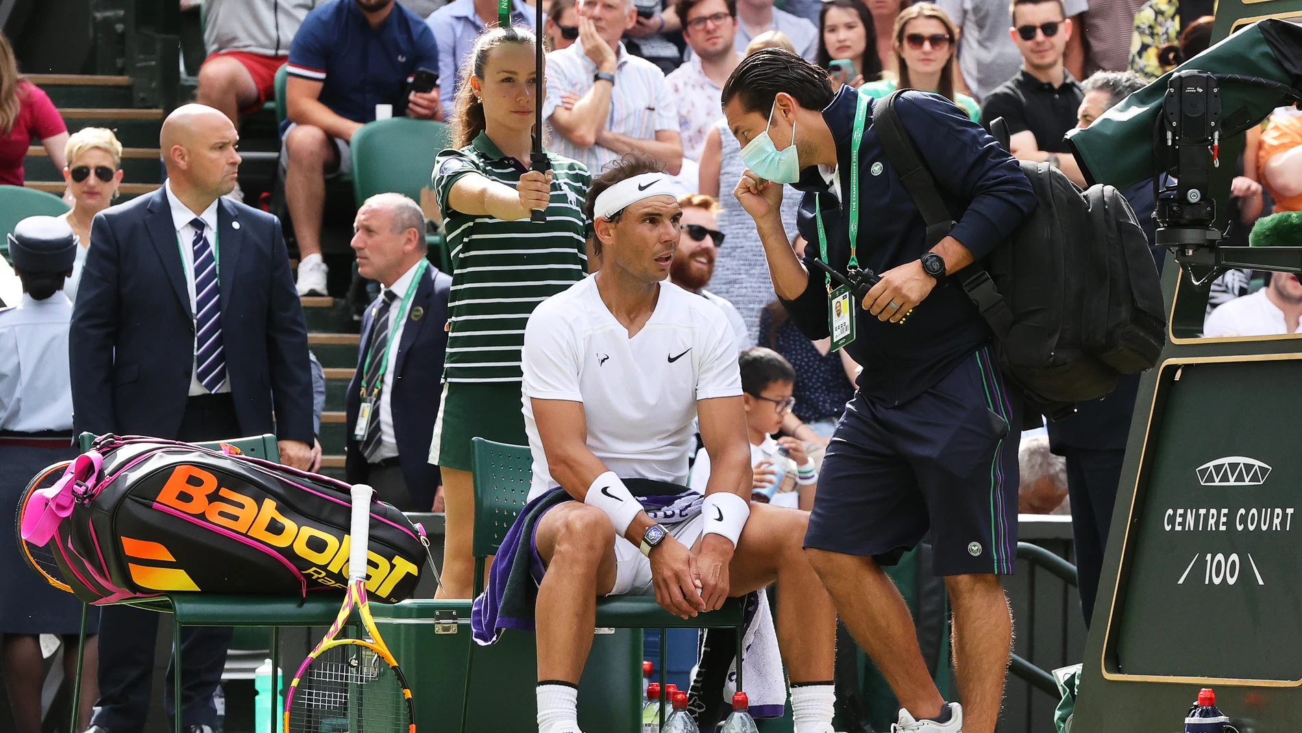 Rafael Nadal es atendido durante su partido con Taylor Fritz en Wimbledon 2022