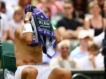Rafa Nadal se tapa la cara con una toalla durante su partido ante Fritz