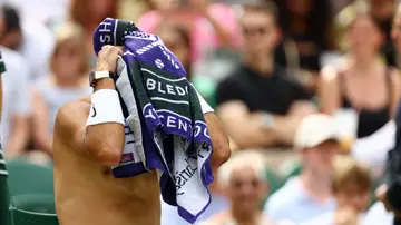 Rafa Nadal se tapa la cara con una toalla durante su partido ante Fritz Rafa Nadal se tapa la cara con una toalla durante su partido ante Fritz