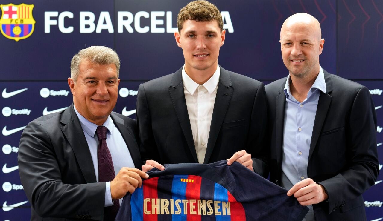 Joan Laporta y Jordi Cruyff acompañan a Andreas Christensen en su presentación con el FC Barcelona