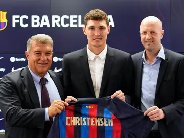 Joan Laporta y Jordi Cruyff acompañan a Andreas Christensen en su presentación con el FC Barcelona