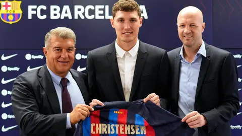Joan Laporta y Jordi Cruyff acompañan a Andreas Christensen en su presentación con el FC Barcelona Joan Laporta y Jordi Cruyff acompañan a Andreas Christensen en su presentación con el FC Barcelona