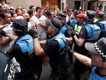 Agentes municipales en la calle Curia durante los incidentes en Pamplona