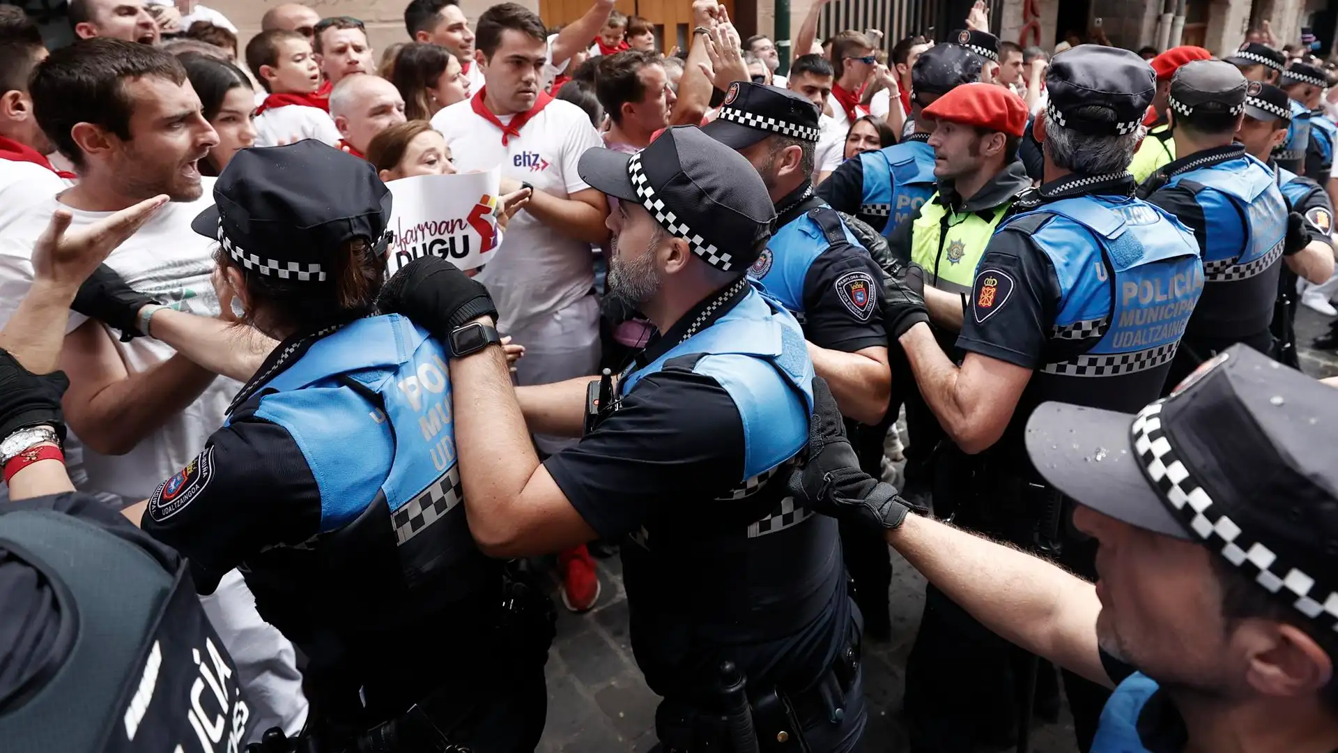 Agentes municipales en la calle Curia durante los incidentes en Pamplona Agentes municipales en la calle Curia durante los incidentes en Pamplona