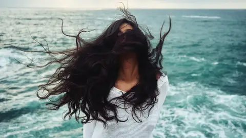 Pelo encrespado en la playa Pelo encrespado en la playa