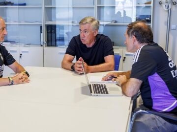 Ancelotti, junto a Pintus (i) y Llopis