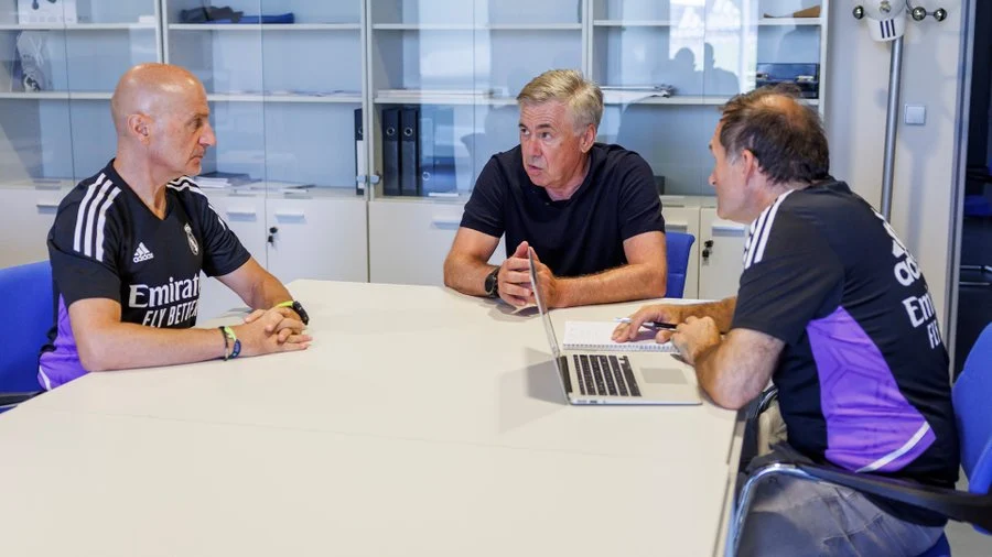 Ancelotti, junto a Pintus (i) y Llopis Ancelotti se reúne con Pintus y Llopis tras su vuelta de vacaciones