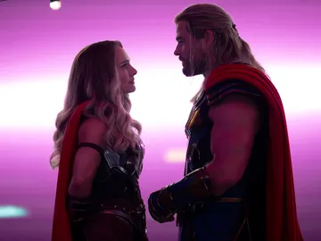 Natalie Portman y Chris Hemsworth en 'Thor: Love and Thunder' Natalie Portman y Chris Hemsworth en 'Thor: Love and Thunder'