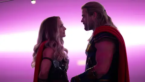 Natalie Portman y Chris Hemsworth en 'Thor: Love and Thunder' Natalie Portman y Chris Hemsworth en 'Thor: Love and Thunder'