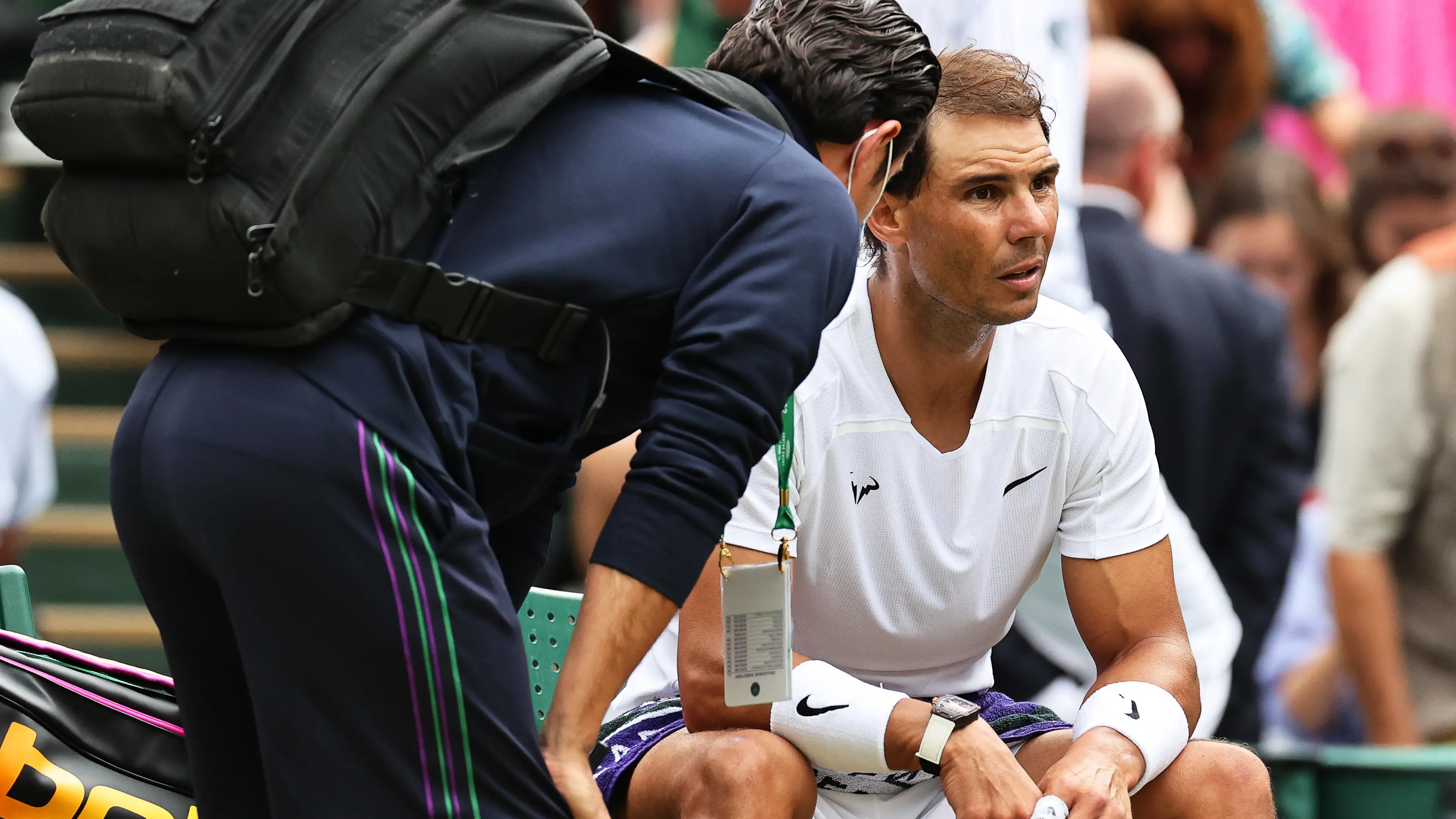 Rafael Nadal, atendido durante su partido contra Taylor Fritz en Wimbledon Rafael Nadal, atendido durante su partido contra Taylor Fritz en Wimbledon
