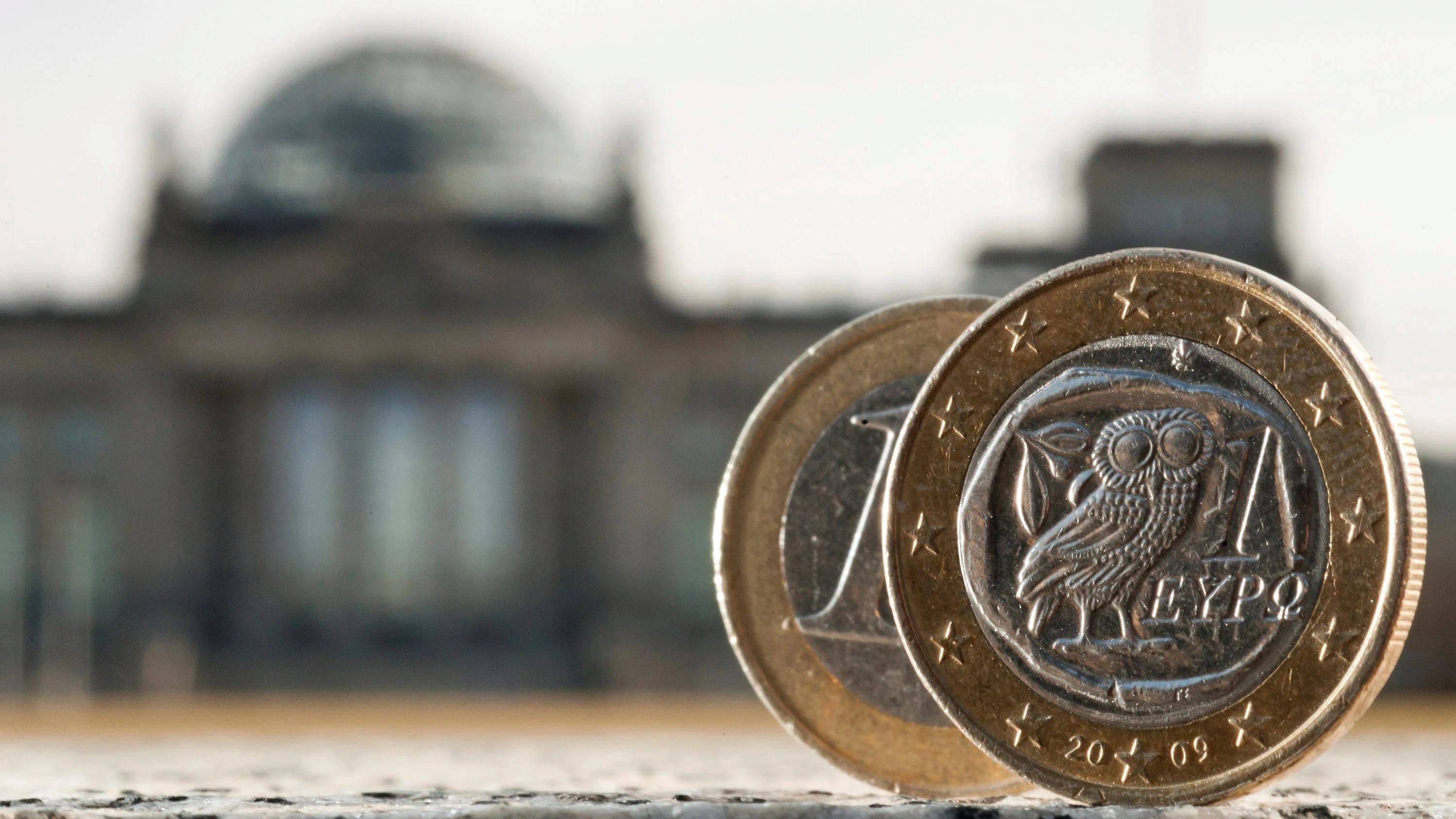 Imagen de archivo dos monedas de un euro Imagen de archivo dos monedas de un euro