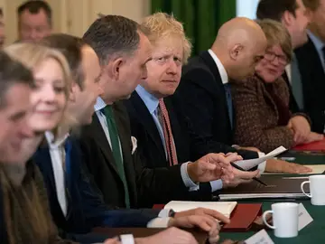 Boris Johnson con su comité