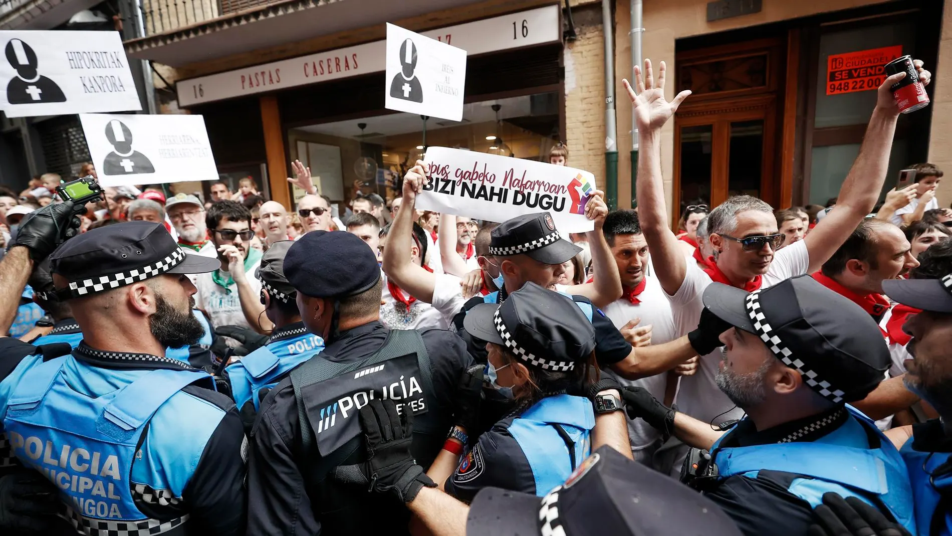 Agentes municipales en la calle Curia durante los momentos de tensión al increpar a la corporación en Pamplona