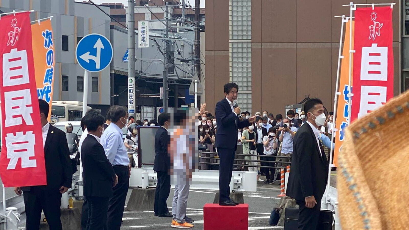 El vídeo del atentado en Japón contra el exprimer ministro Shinzo Abe: recibe varios disparos por la espalda 