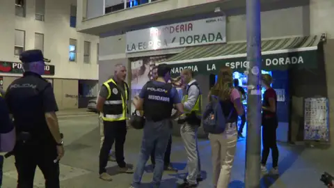 La Policía ha conseguido reducir al individuo tras el trabajo de los trabajadores La Policía ha conseguido reducir al individuo tras el trabajo de los trabajadores