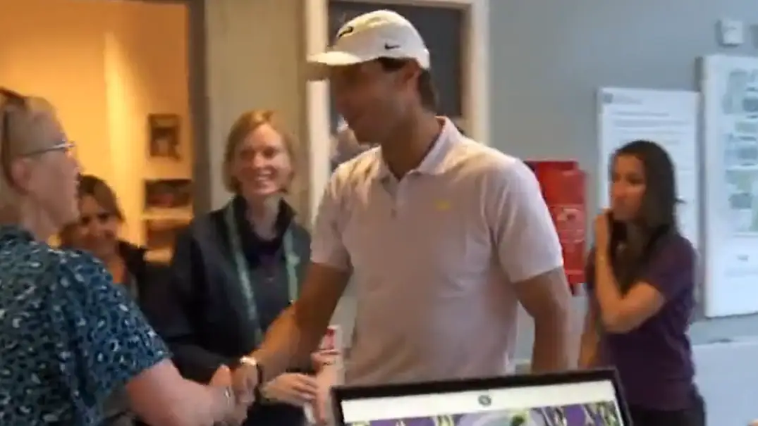 Así dice adiós un caballero: las imágenes de Rafa Nadal despidiéndose de los trabajadores de Wimbledon Así dice adiós un caballero: las imágenes de Rafa Nadal despidiéndose de los trabajadores de Wimbledon