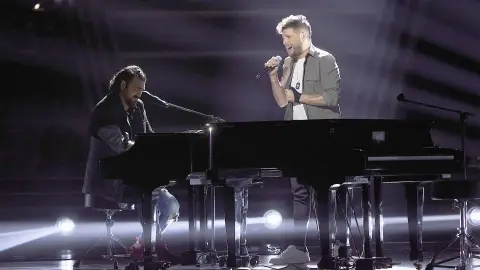 Actuación inédita en ‘La Voz Kids’: Pablo López y Antonio Orozco versionan ‘Entre sobras y sobras me faltas’ y ‘El patio’ Actuación inédita en ‘La Voz Kids’: Pablo López y Antonio Orozco versionan ‘Entre sobras y sobras me faltas’ y ‘El patio’