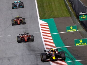 Max Verstappen por delante de los dos Ferrari