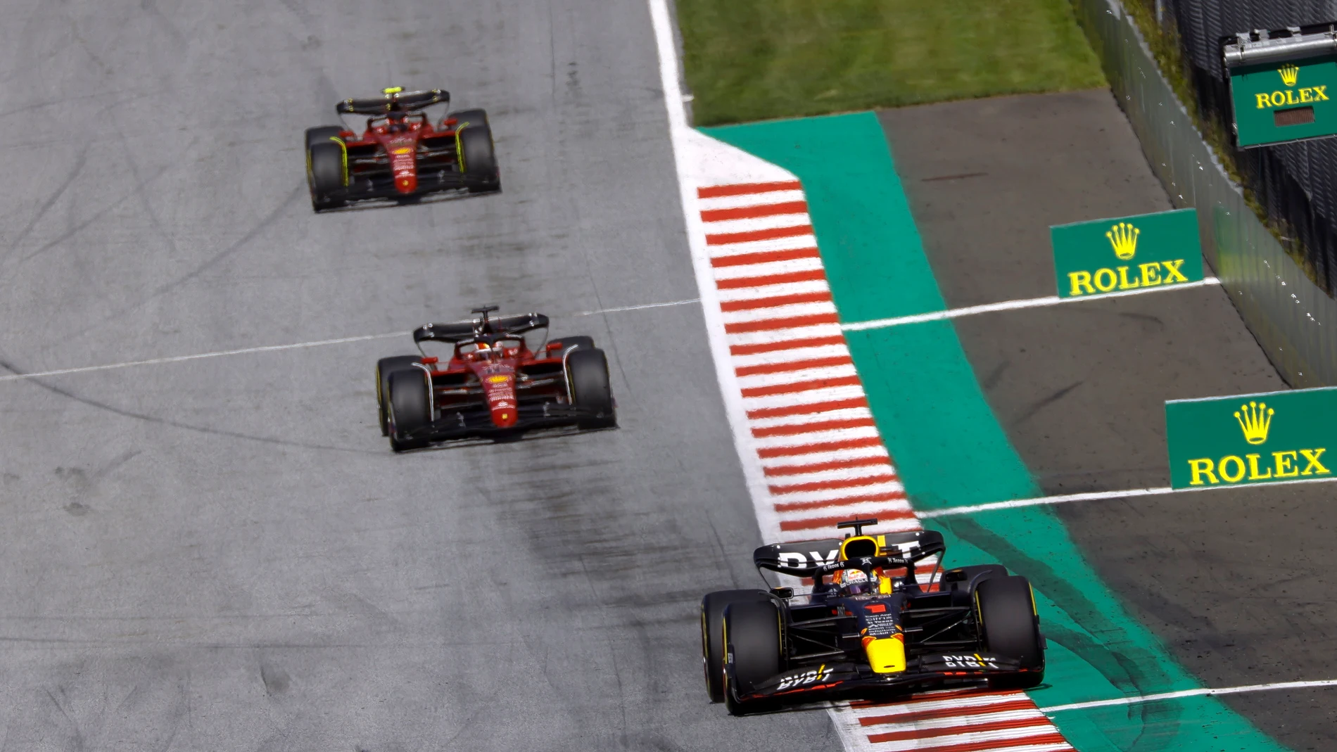 Max Verstappen por delante de los dos Ferrari