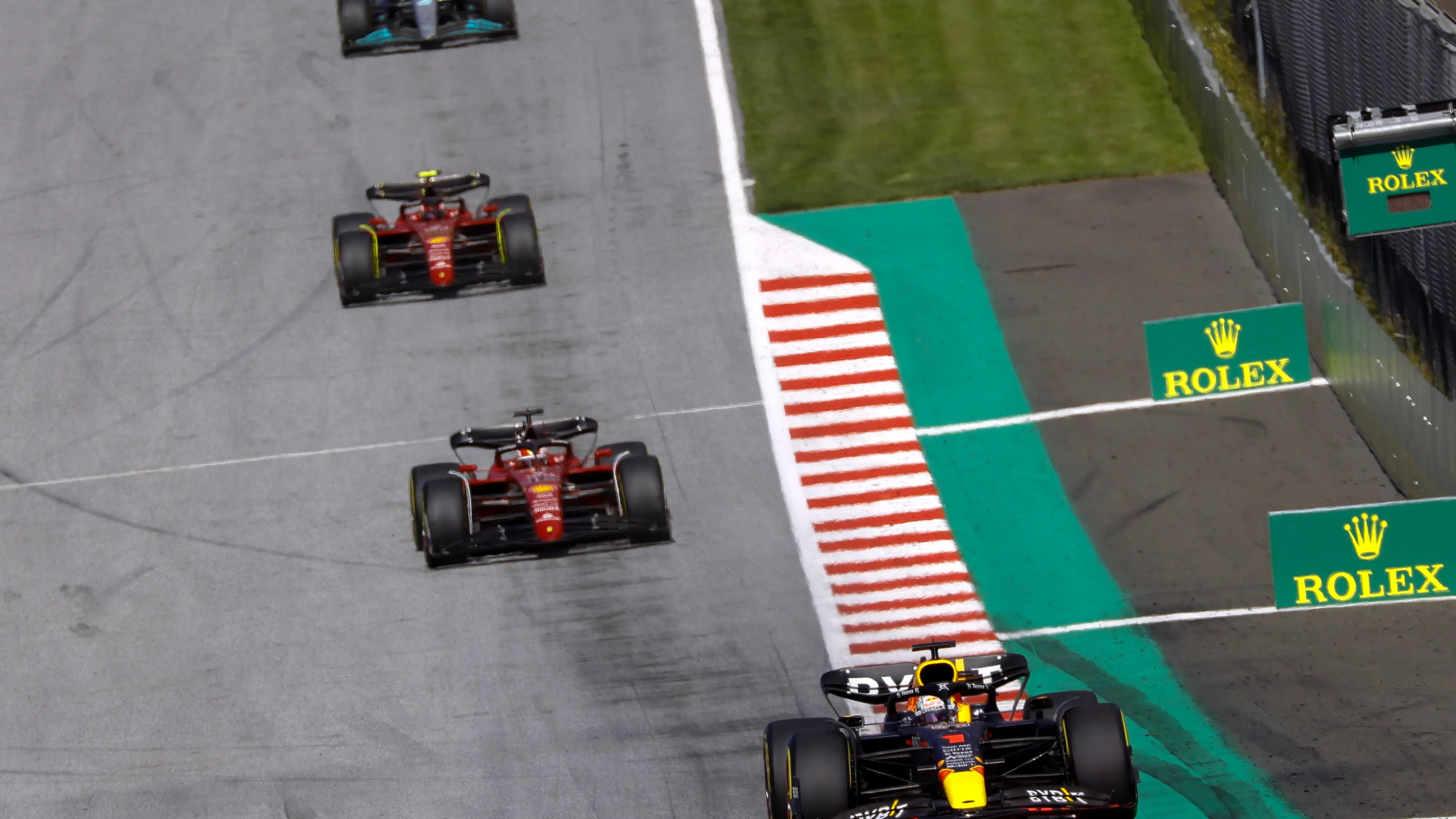 Max Verstappen por delante de los dos Ferrari Max Verstappen por delante de los dos Ferrari