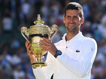 Djokovic es demasiado para Kyrgios, repite título en Wimbledon y suma su 21º Grand Slam