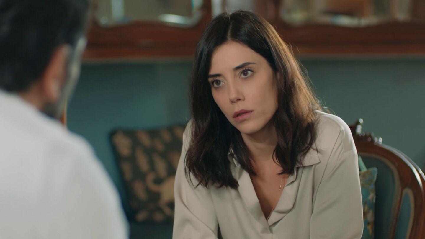 ¡Asya descubre las cámaras que puso Volkan en su casa para espiarla! 