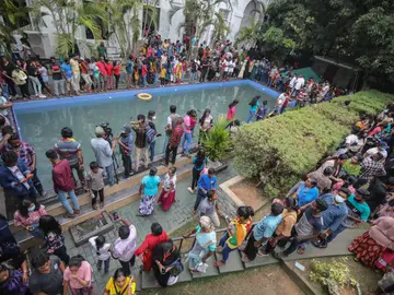 Los ciudadanos de Sri Lanka acuden a la residencia del presidente un día después de su asalto