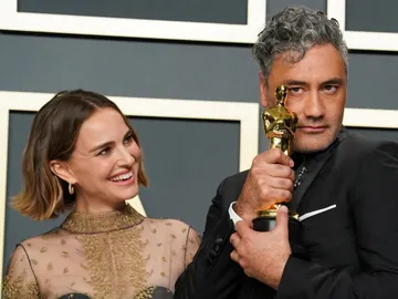 Taika Waititi y Natalie Portman Taika Waititi y Natalie Portman