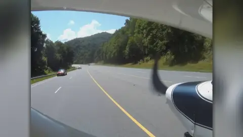 Una avioneta aterrizando forzosamente en Carolina del Norte, EEUU Una avioneta aterrizando forzosamente en Carolina del Norte, EEUU