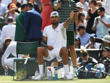 Kyrgios señala a la grada durante la final de Wimbledon