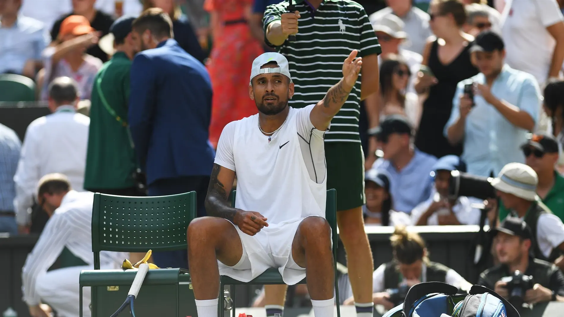 Kyrgios señala a la grada durante la final de Wimbledon