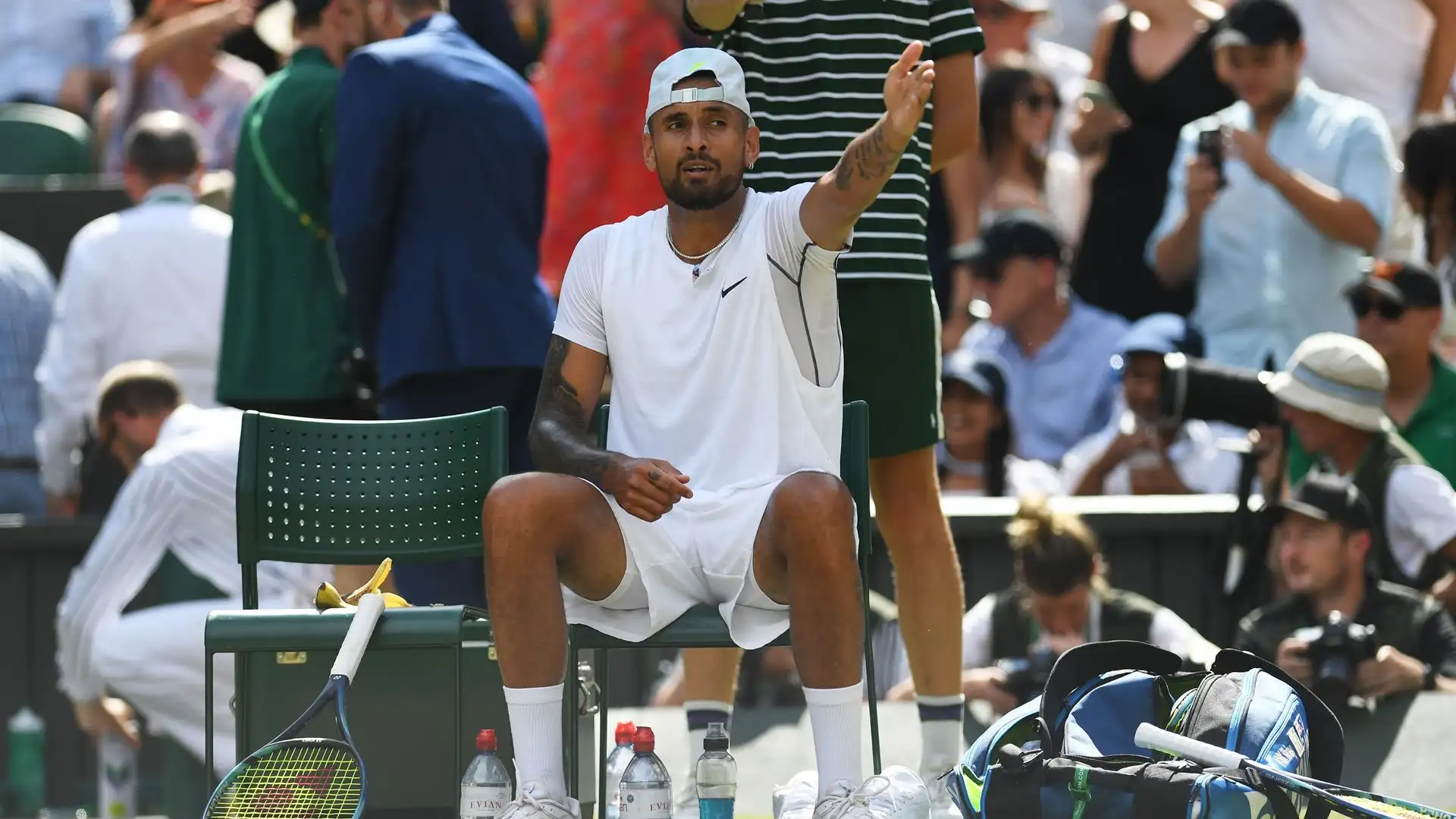 Kyrgios señala a la grada durante la final de Wimbledon Kyrgios señala a la grada durante la final de Wimbledon