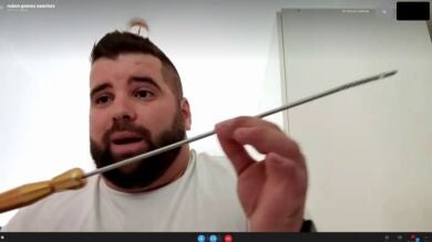 El hermano de Sara Gómez, fallecida tras una lipoescultura en Murcia, muestra la cánula de la operación