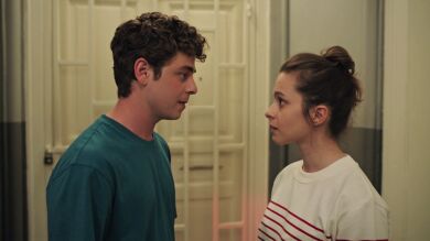 Ege le cuenta a Neriman que solo se irá al extranjero con una condición: 