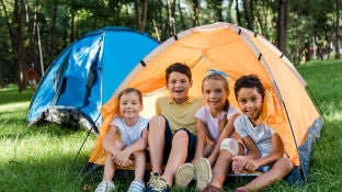 Ni&ntilde;os disfrutando en un camping