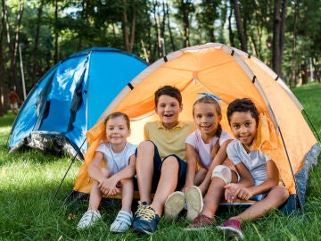 Niños disfrutando en un camping