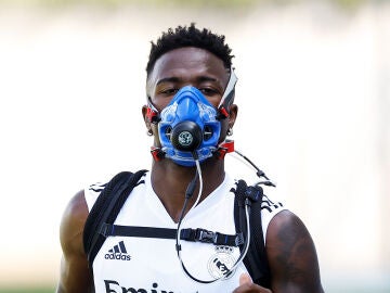 Vinicius Jr, con una máscara de hipoxia durante un entrenamiento en la Ciudad Real Madrid