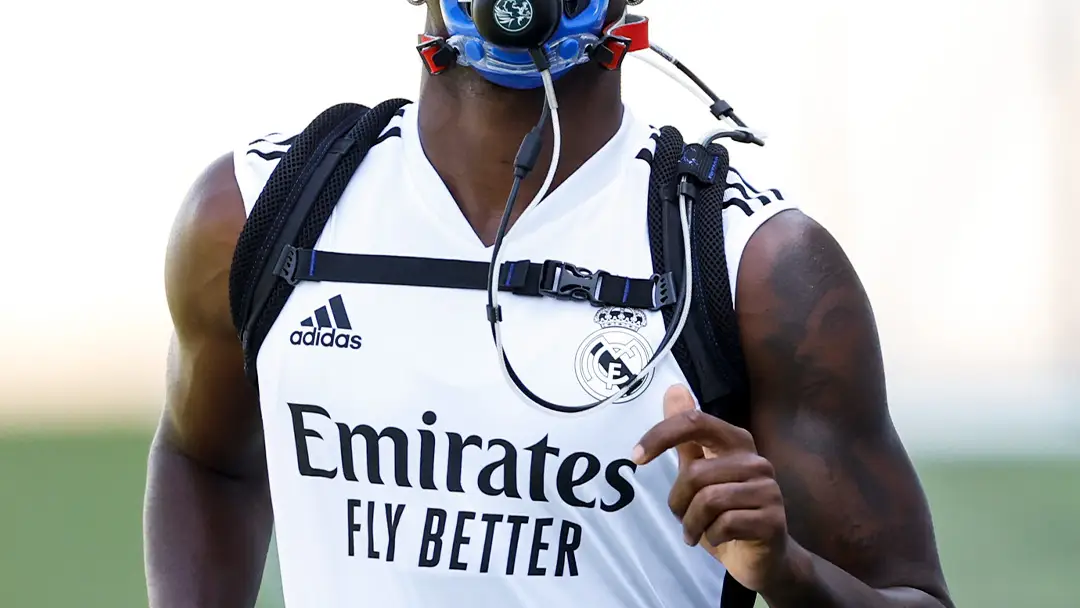 Vinicius Jr, con una máscara de hipoxia durante un entrenamiento en la Ciudad Real Madrid Vinicius Jr, con una máscara de hipoxia durante un entrenamiento en la Ciudad Real Madrid