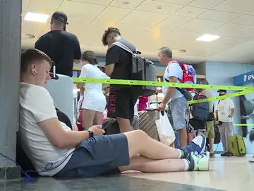 Pasajeros esperando a su vuelo Pasajeros esperando a su vuelo