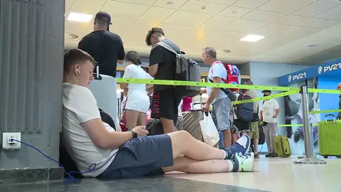 Pasajeros esperando a su vuelo Pasajeros esperando a su vuelo
