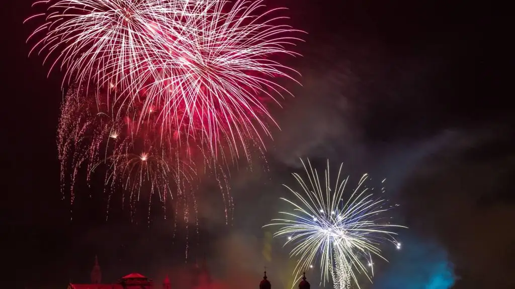 ¡Feliz Día de Galicia 2022! Las mejores frases para celebrar el día de la patria galega Fuegos artificiales durante las Fiestas del Apóstol en Santiago (A Coruña)