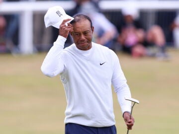 Tiger Woods firma su peor actuación en Saint Andrews y se despide emocionado