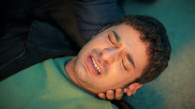 Esta noche en ‘Hermanos’: Kadir, entre la vida y muerte tras ser apuñalado: ¿Conseguirá sobrevivir? 